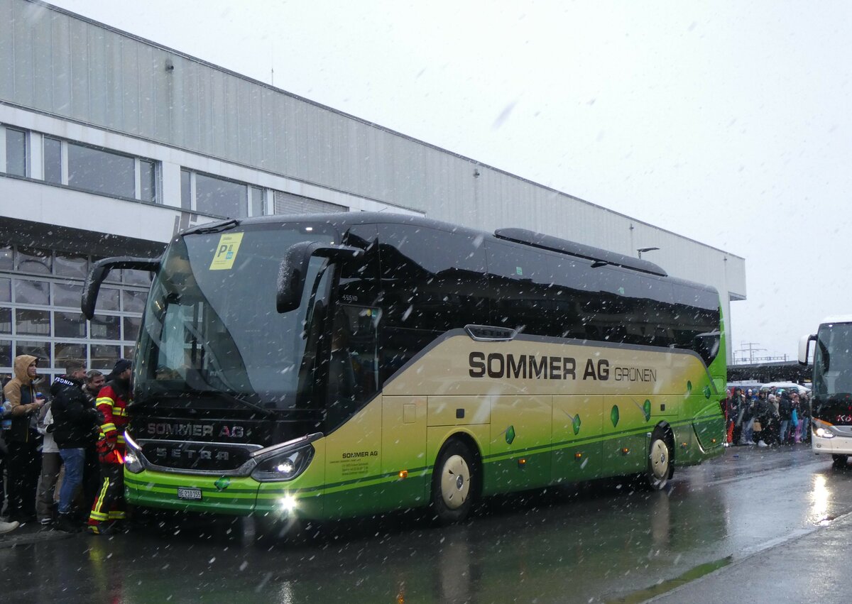 (258'214) - Sommer, Gr�nen - BE 210'155 - Setra am 6. Januar 2024 beim Bahnhof Frutigen