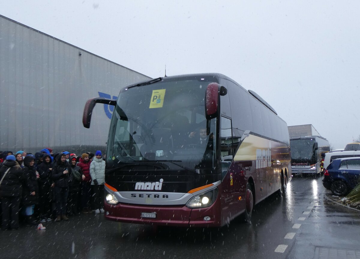 (258'219) - Marti, Kallnach - Nr. 17/BE 572'217 - Setra am 6. Januar 2024 beim Bahnhof Frutigen