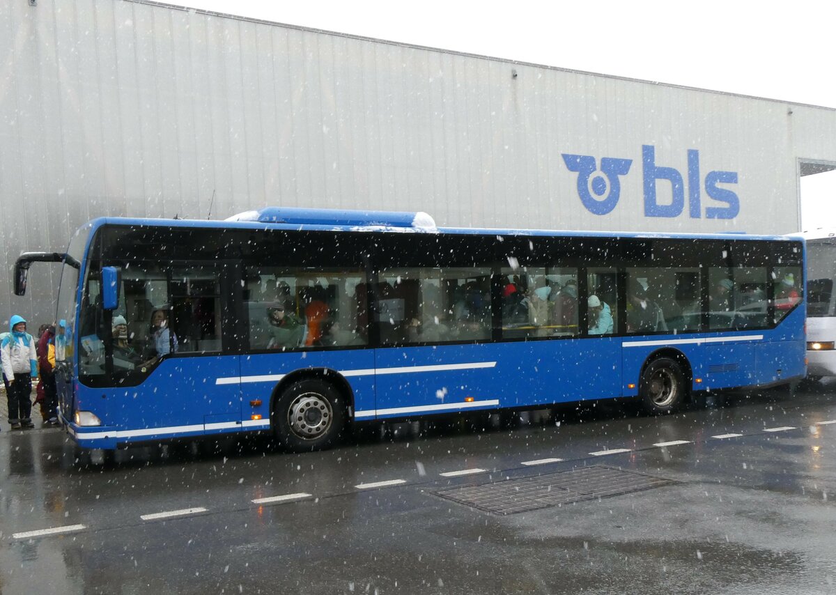(258'224) - Tritten, Zweisimmen - BE 26'971 - Mercedes (ex BE 633'034; ex AFA Adelboden Nr. 94) am 6. Januar 2024 beim Bahnhof Frutigen