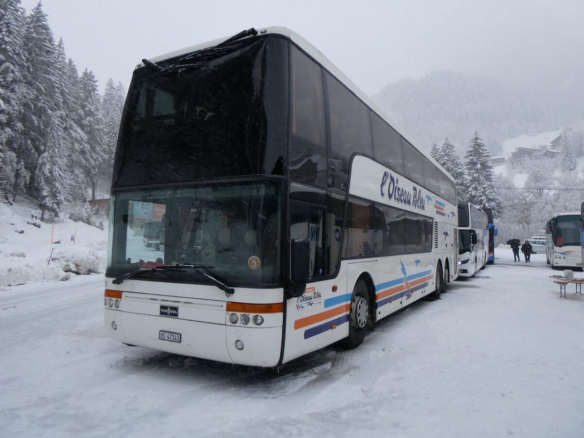 (258'410) - L'Oiseau Bleu, Sierre - VS 47143 - Van Hool am 6. Januar 2024 in Adelboden, ASB