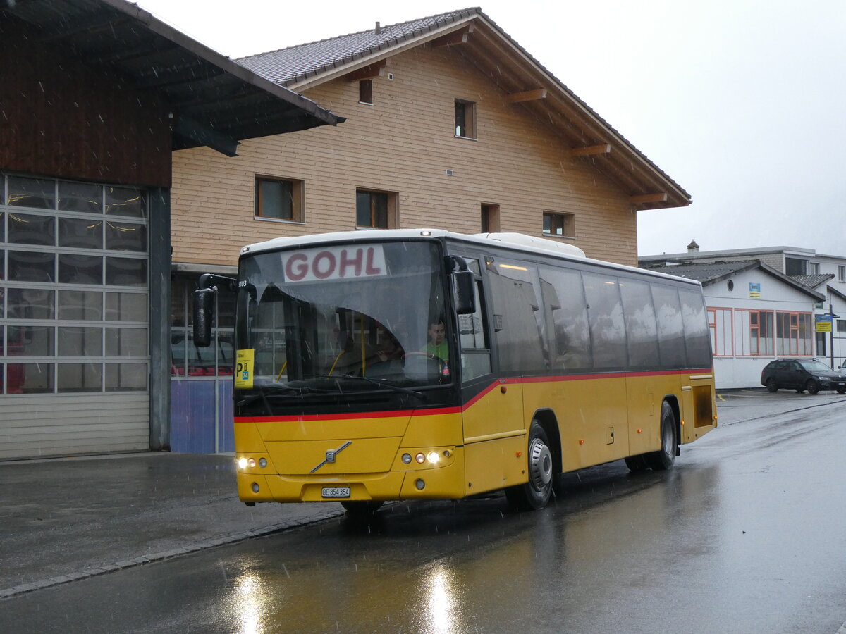 (258'459) - Gohl, Herzogenbuchsee - BE 854'354 - Volvo (ex Rojoma, Sch�ftland; ex Schmidt, Oberb�ren PID 5103) am 6. Januar 2024 beim Bahnhof Frutigen 