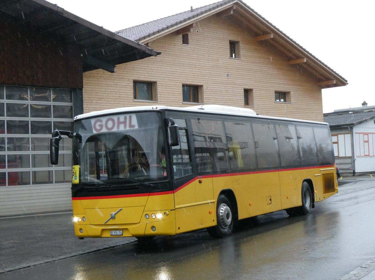 (258'460) - Gohl, Herzogenbuchsee - BE 854'354 - Volvo (ex Rojoma, Sch�ftland; ex Schmidt, Oberb�ren PID 5103) am 6. Januar 2024 beim Bahnhof Frutigen