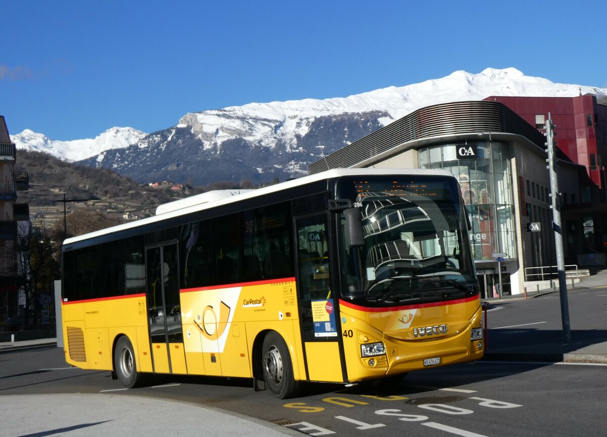 (258'584) - PostAuto Wallis - Nr. 40/VS 476'471/PID 10'286 - Iveco (ex TRD, Savi�se) am 11. Januar 2024 beim Bahnhof Sion