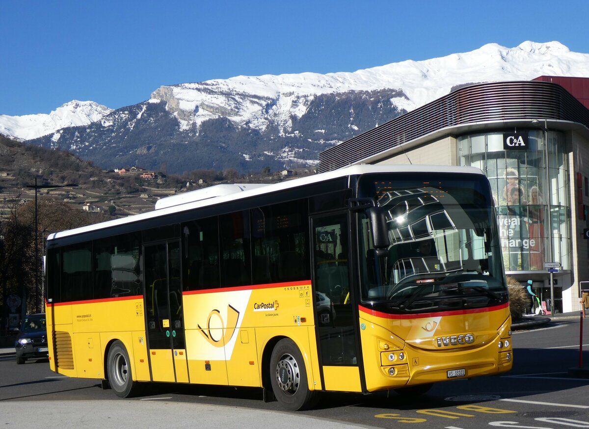 (258'593) - Ev�quoz, Erde - VS 33'101/PID 11'505 - Iveco am 11. Januar 2024 beim Bahnhof Sion