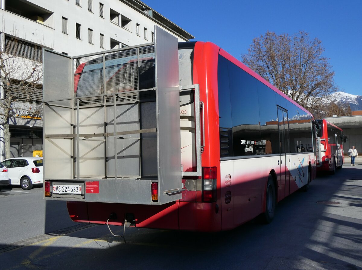 (258'631) - SMC Montana - Nr. 33/VS 224'533 - MAN am 11. Januar 2024 beim Bahnhof Sierre