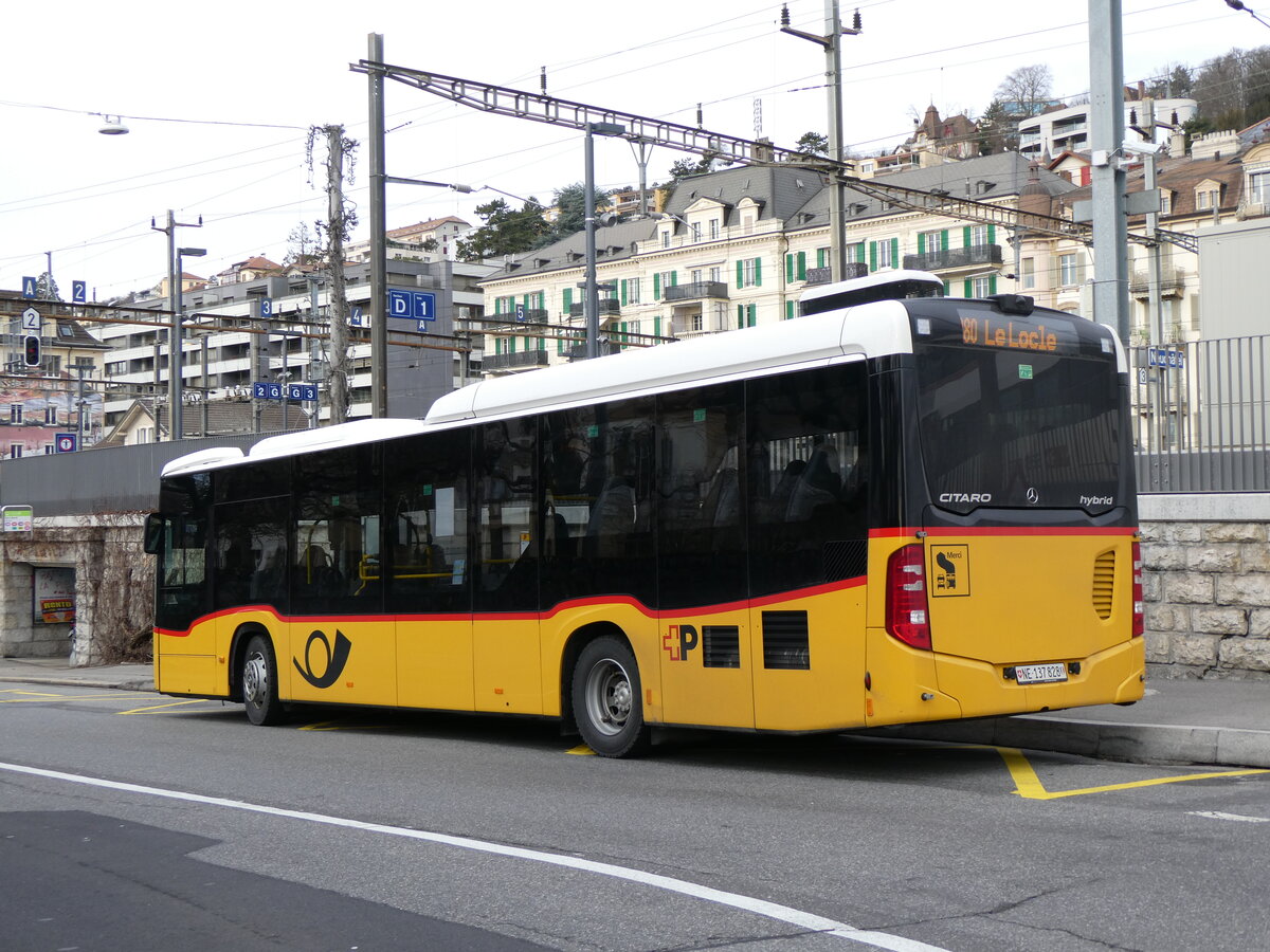 (258'913) - CarPostal Ouest - NE 137'828/PID 12'011 - Mercedes am 26. Januar 2024 beim Bahnhof Neuch�tel
