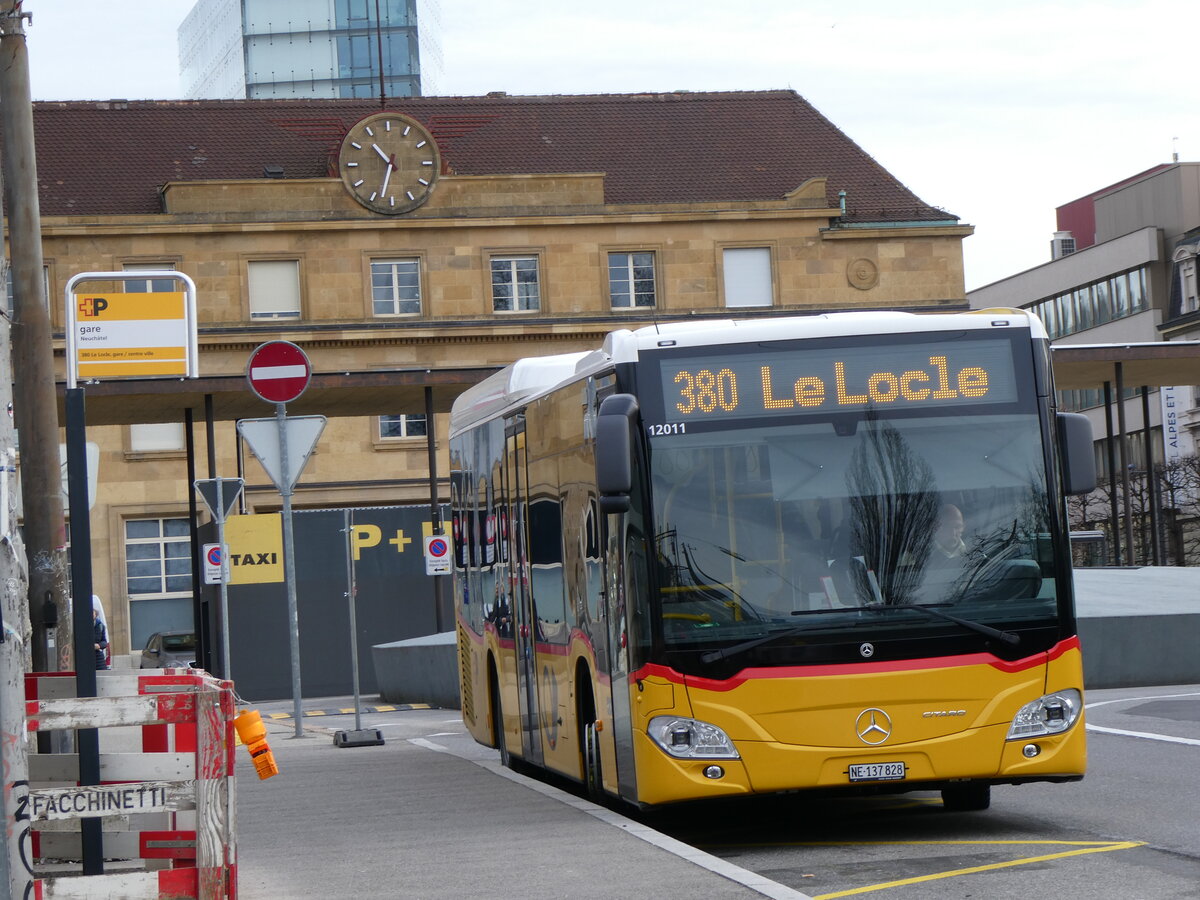 (258'915) - CarPostal Ouest - NE 137'828/PID 12'011 - Mercedes am 26. Januar 2024 beim Bahnhof Neuch�tel
