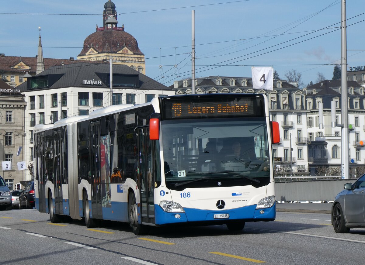 (259'149) - VBL Luzern - Nr. 186/LU 15'015 - Mercedes am 6. Februar 2024 in Luzern, Bahnhofbr�cke