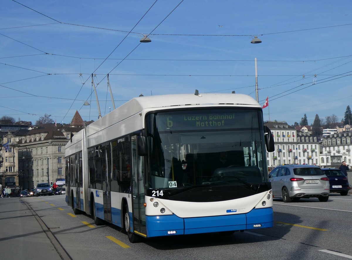 (259'150) - VBL Luzern - Nr. 214 - Hess/Hess Gelenktrolleybus am 6. Februar 2024 in Luzern, Bahnhofbr�cke