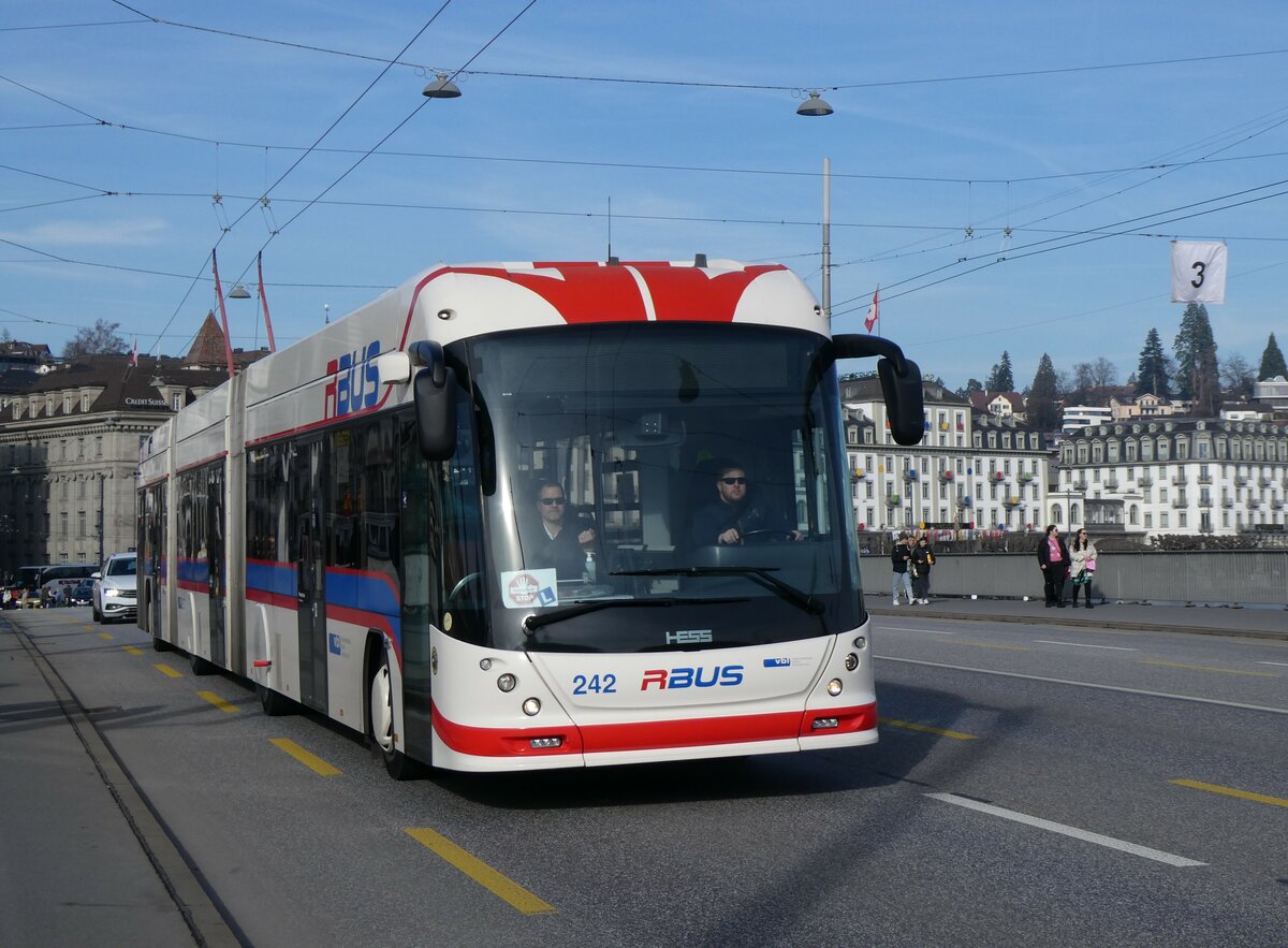 (259'151) - VBL Luzern - Nr. 242 - Hess/Hess Doppelgelenktrolleybus am 6. Februar 2024 in Luzern, Bahnhofbr�cke