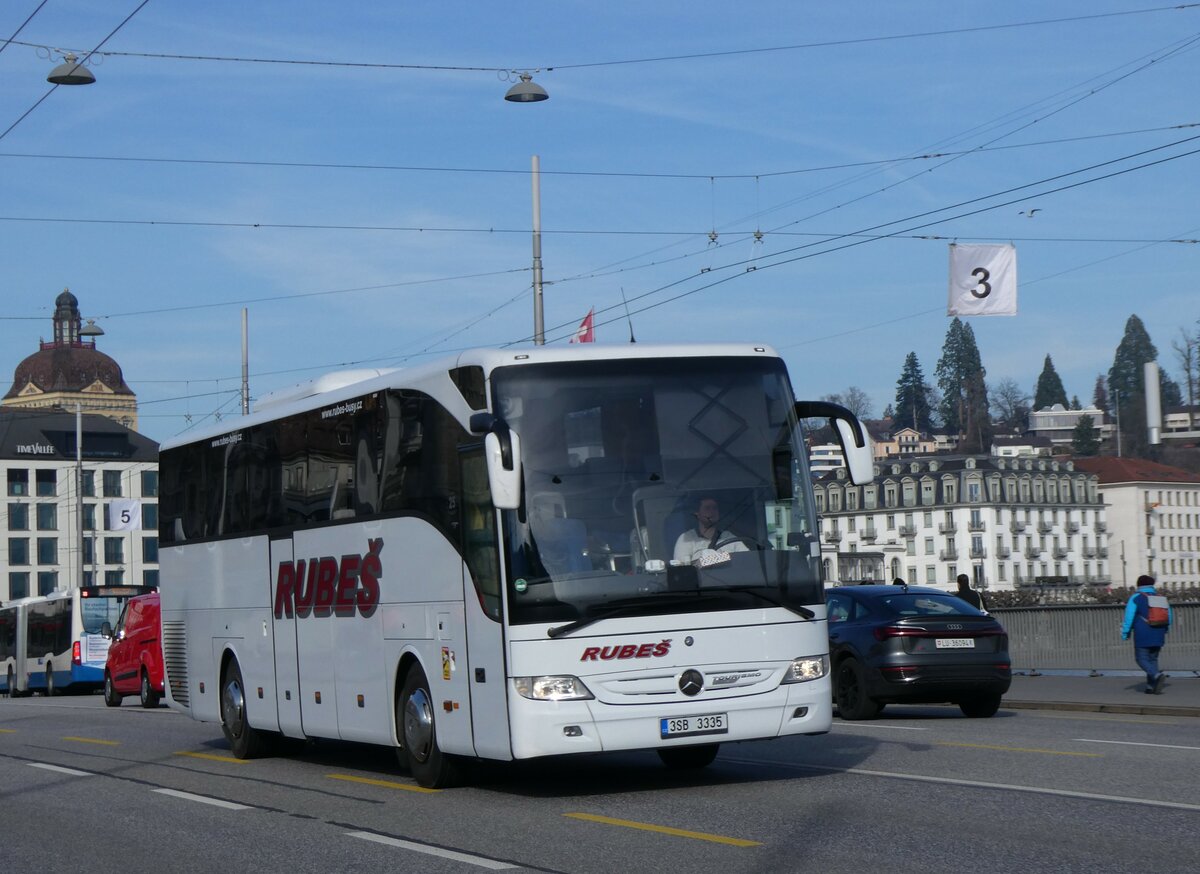 (259'153) - Aus Tschechien: Rubes, Risuty - 3SB 3335 - Mercedes am 6. Februar 2024 in Luzern, Bahnhofbr�cke