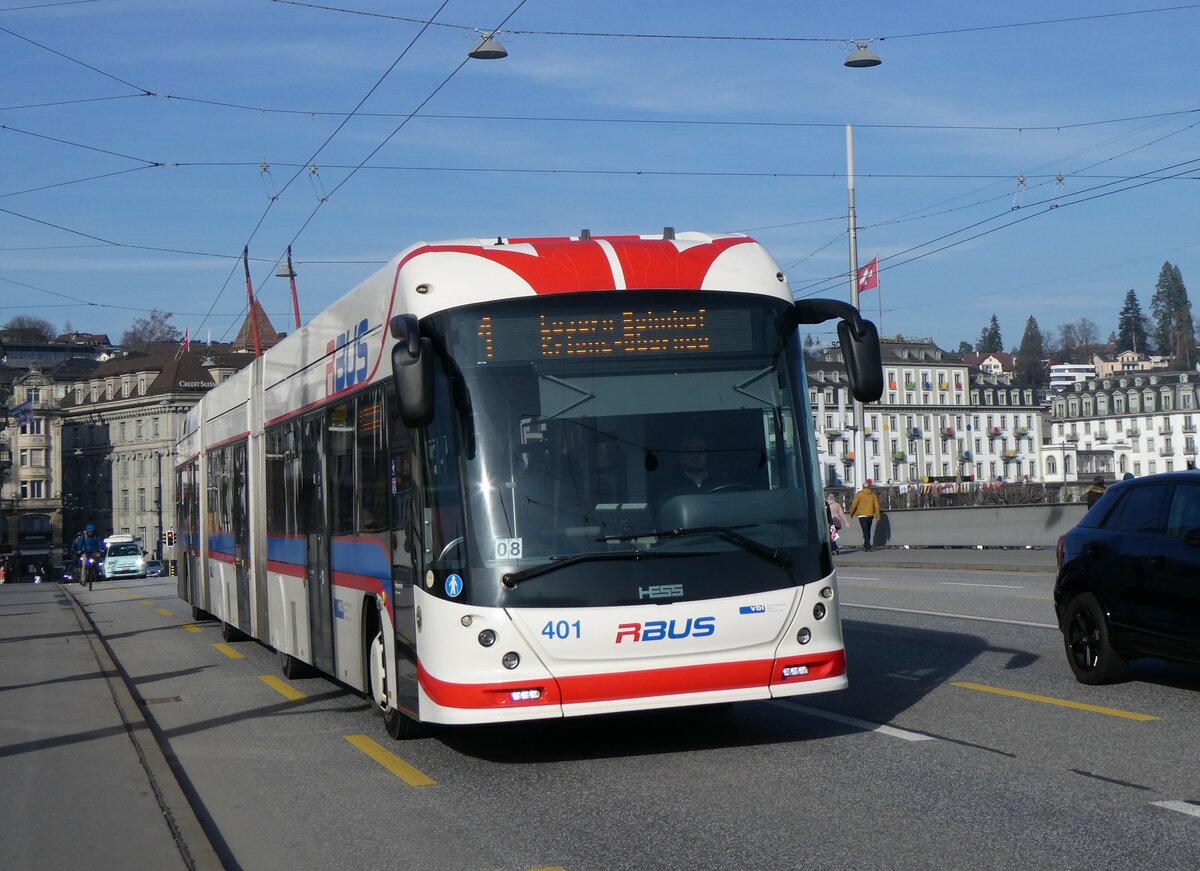 (259'163) - VBL Luzern - Nr. 401 - Hess/Hess Doppelgelenktrolleybus am 6. Februar 2024 in Luzern, Bahnhofbr�cke