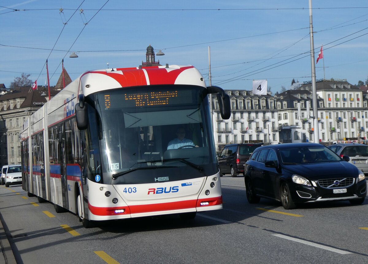 (259'165) - VBL Luzern - Nr. 403 - Hess/Hess Doppelgelenktrolleybus am 6. Februar 2024 in Luzern, Bahnhofbr�cke