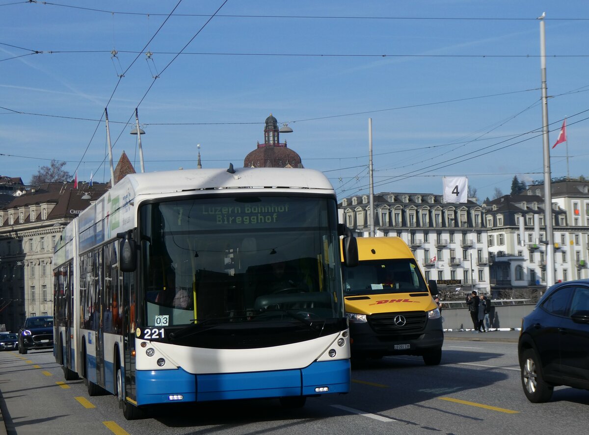 (259'169) - VBL Luzern - Nr. 221 - Hess/Hess Gelenktrolleybus am 6. Februar 2024 in Luzern, Bahnhofbr�cke 