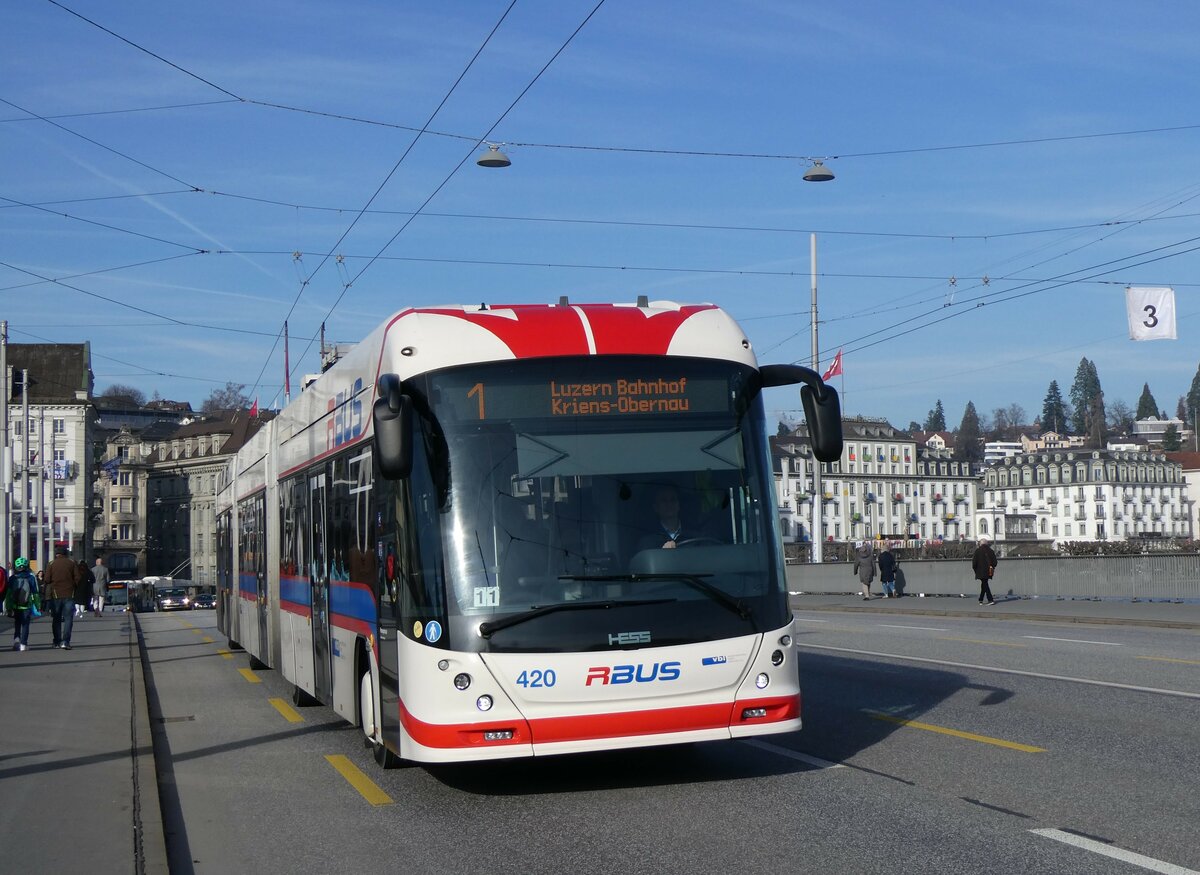 (259'170) - VBL Luzern - Nr. 420 - Hess/Hess Doppelgelenktrolleybus am 6. Februar 2024 in Luzern, Bahnhofbr�cke
