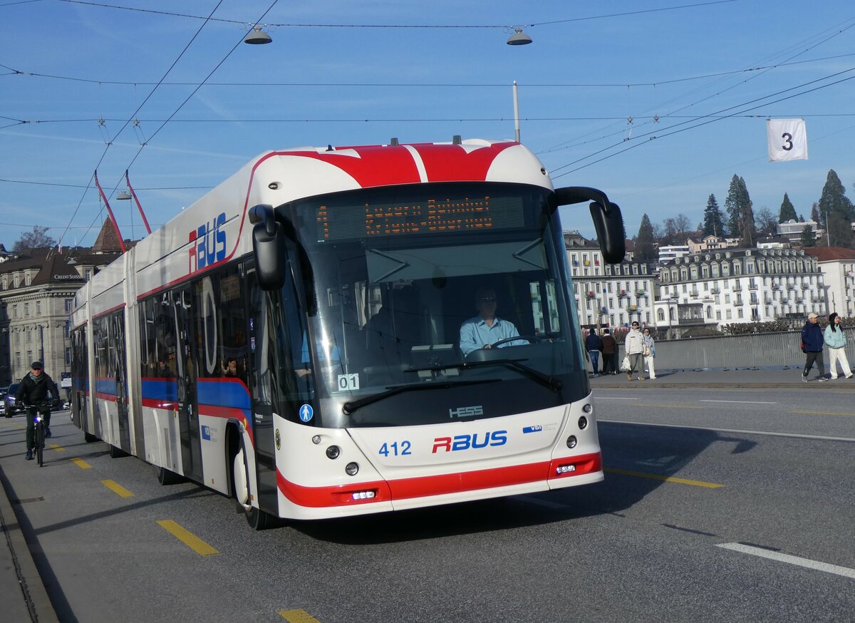 (259'172) - VBL Luzern - Nr. 412 - Hess/Hess Doppelgelenktrolleybus am 6. Februar 2024 in Luzern, Bahnhofbr�cke