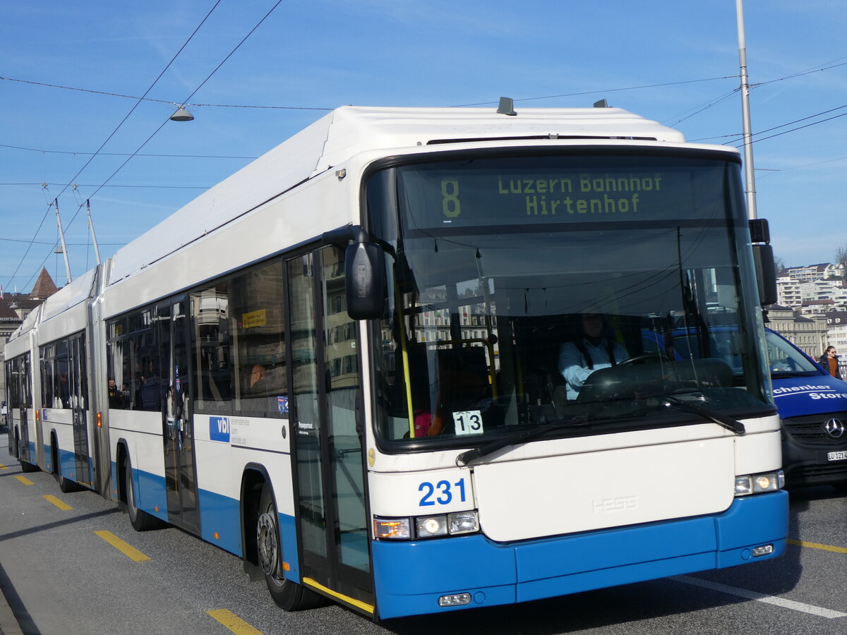 (259'174) - VBL Luzern - Nr. 231 - Hess/Hess Doppelgelenktrolleybus am 6. Februar 2024 in Luzern, Bahnhofbr�cke