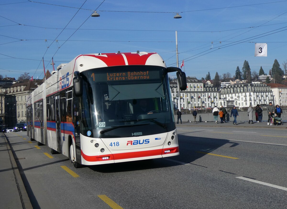 (259'178) - VBL Luzern - Nr. 418 - Hess/Hess Doppelgelenktrolleybus am 6. Februar 2024 in Luzern, Bahnhofbr�cke