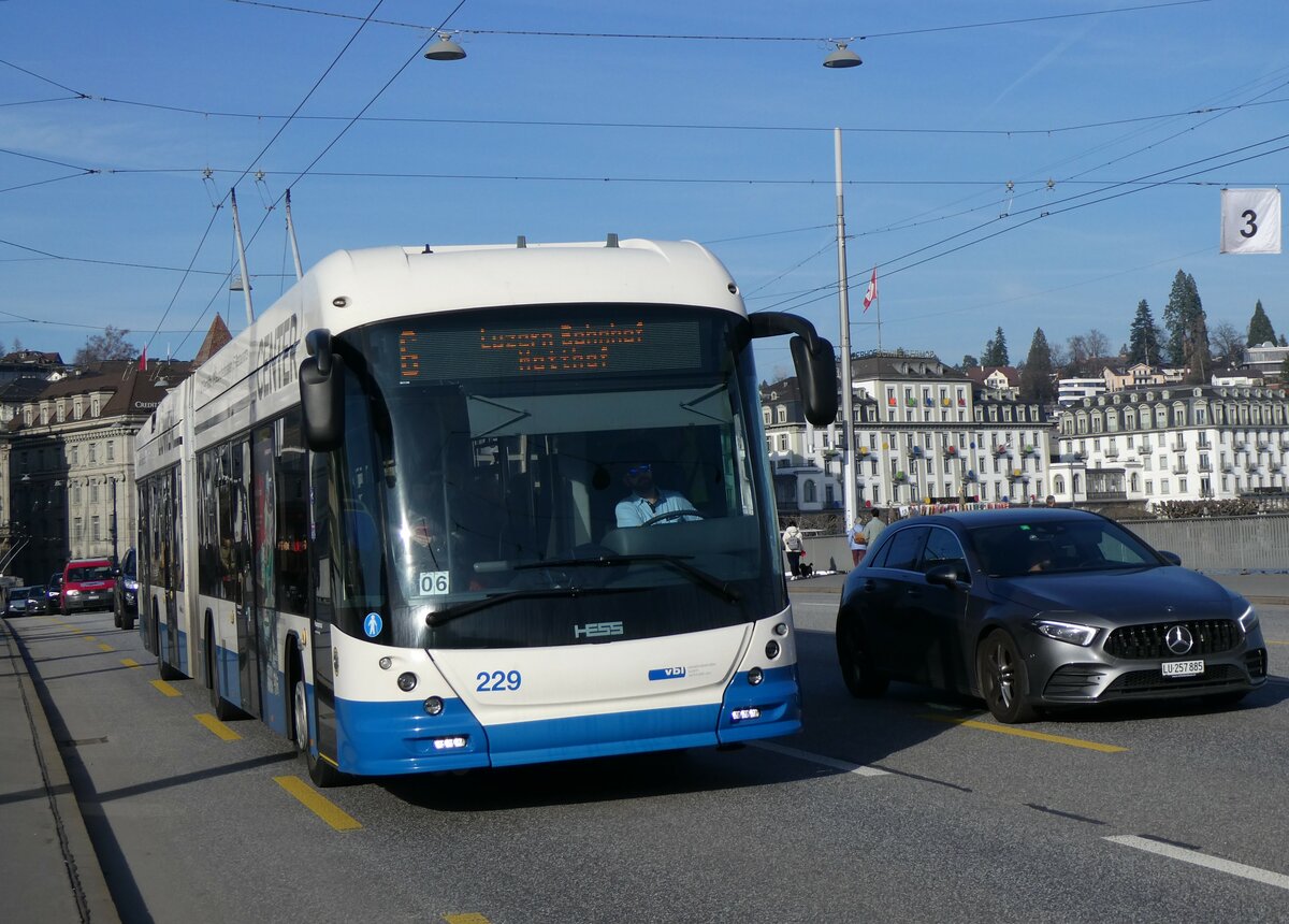 (259'182) - VBL Luzern - Nr. 229 - Hess/Hess Gelenktrolleybus am 6. Februar 2024 in Luzern, Bahnhofbr�cke