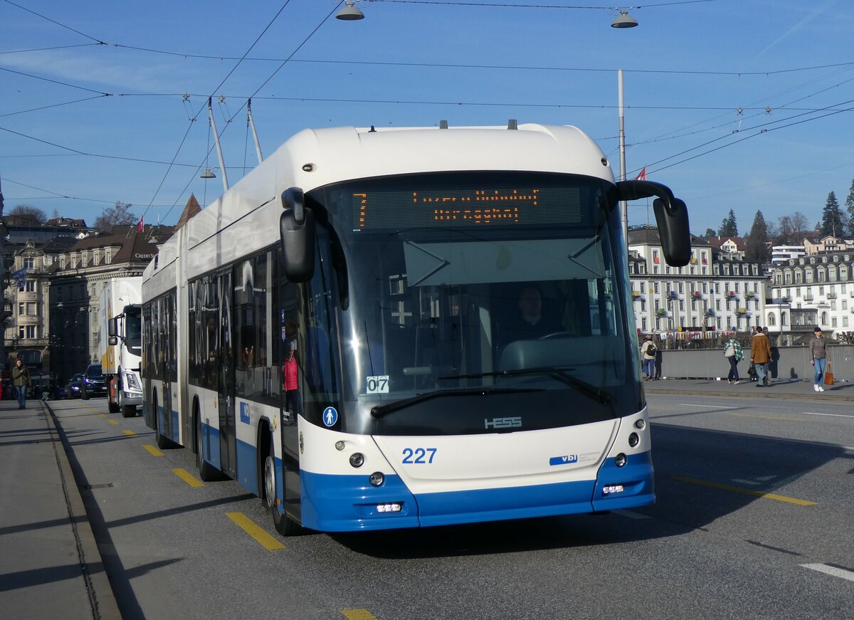 (259'183) - VBL Luzern - Nr. 227 - Hess/Hess Gelenktrolleybus am 6. Februar 2024 in Luzern, Bahnhofbr�cke