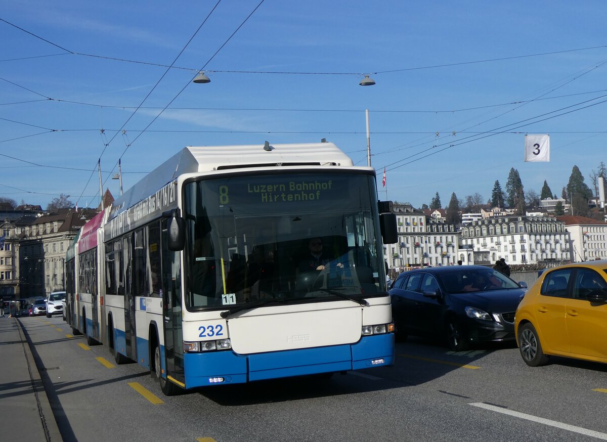 (259'187) - VBL Luzern - Nr. 232 - Hess/Hess Doppelgelenktrolleybus am 6. Februar 2024 in Luzern, Bahnhofbr�cke