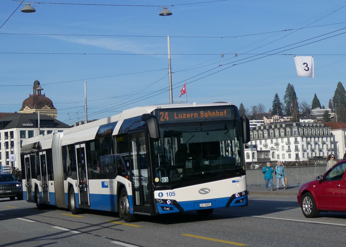 (259'190) - VBL Luzern - Nr. 105/LU 15'053 - Solaris am 6. Februar 2024 in Luzern, Bahnhofbr�cke