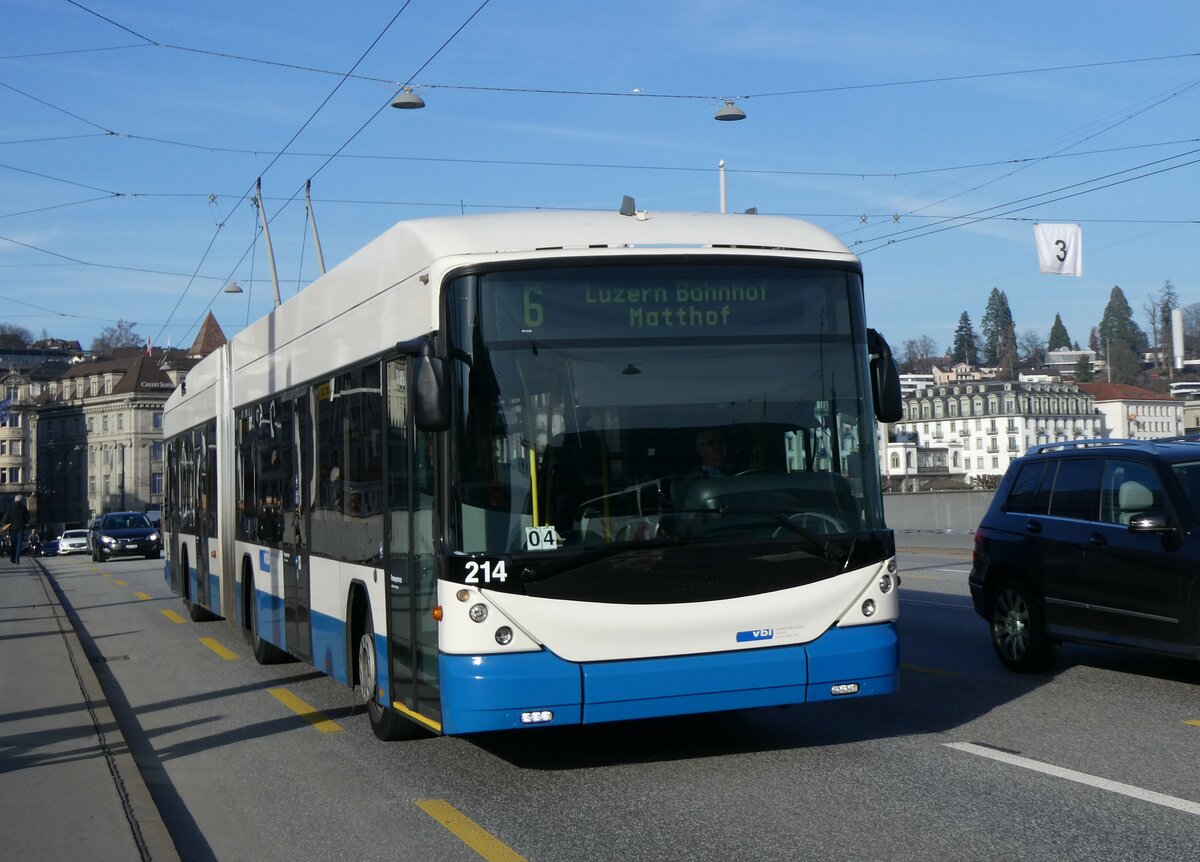 (259'194) - VBL Luzern - Nr. 214 - Hess/Hess Gelenktrolleybus am 6. Februar 2024 in Luzern, Bahnhofbr�cke