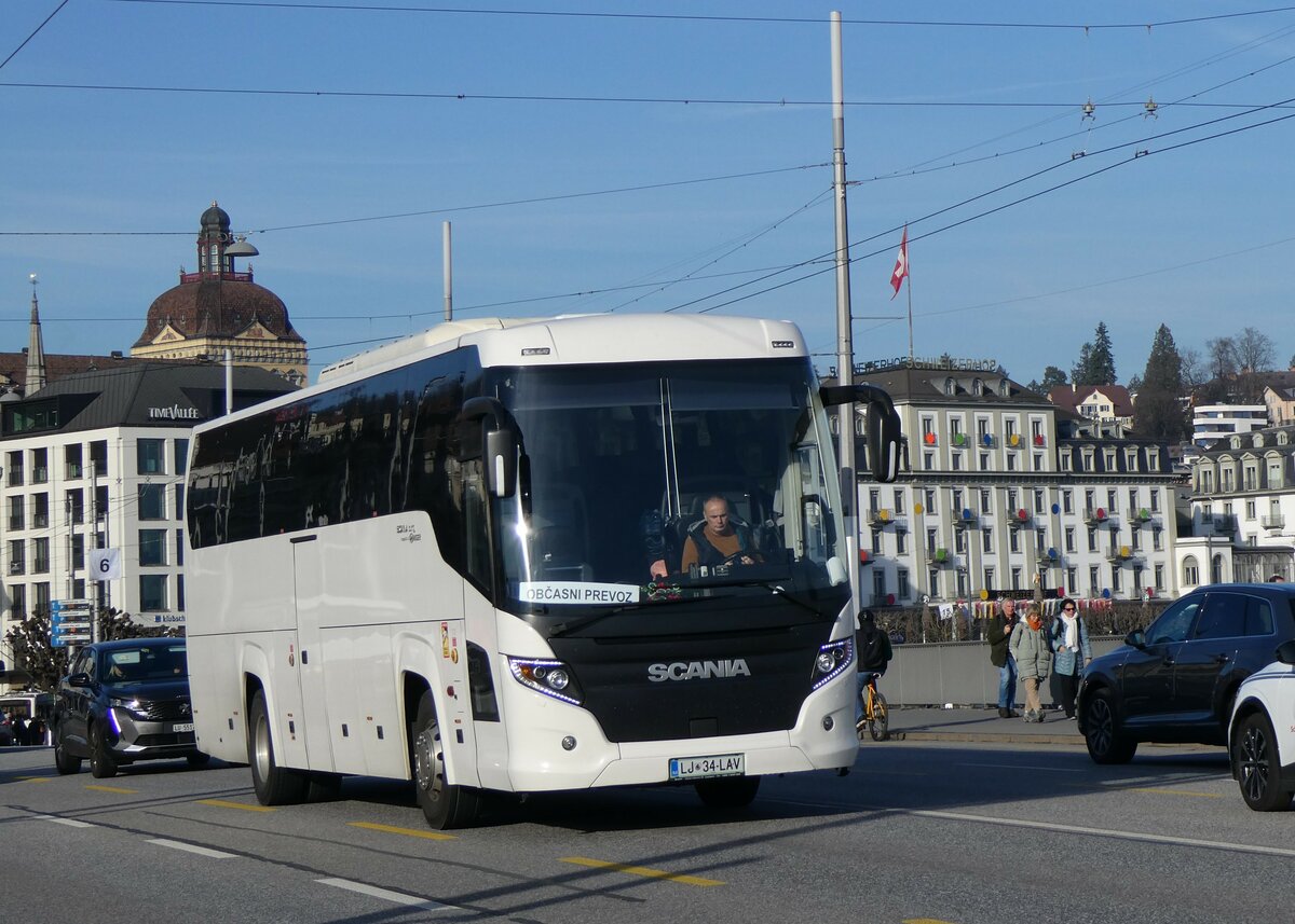 (259'196) - Aus Slowenien: ??? - LJ 34-LAV - Scania/Higer am 6. Februar 2024 in Luzern, Bahnhofbr�cke