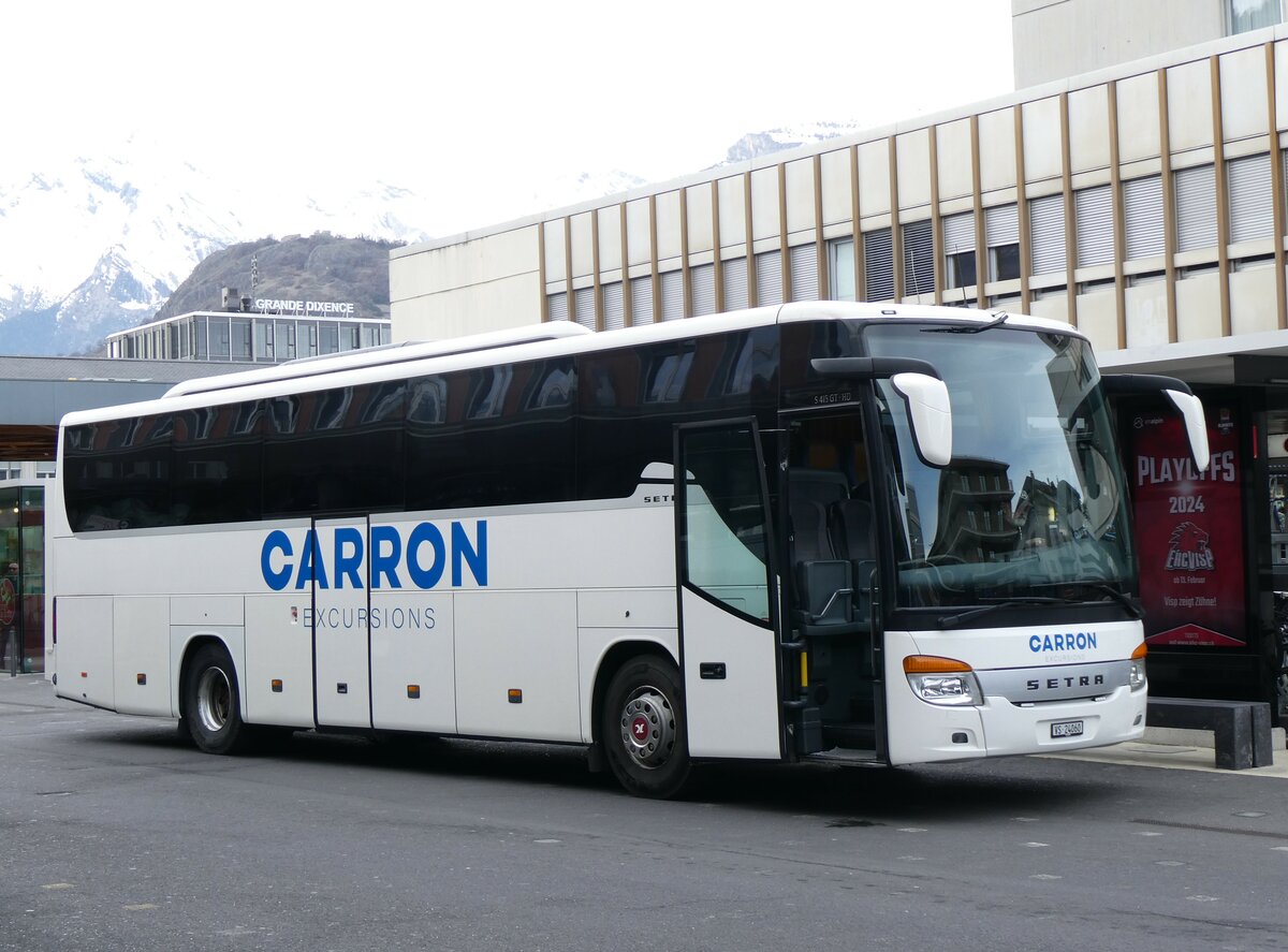 (259'378) - Carron, Fully - VS 24'060 - Setra am 16. Februar 2024 beim Bahnhof Sion