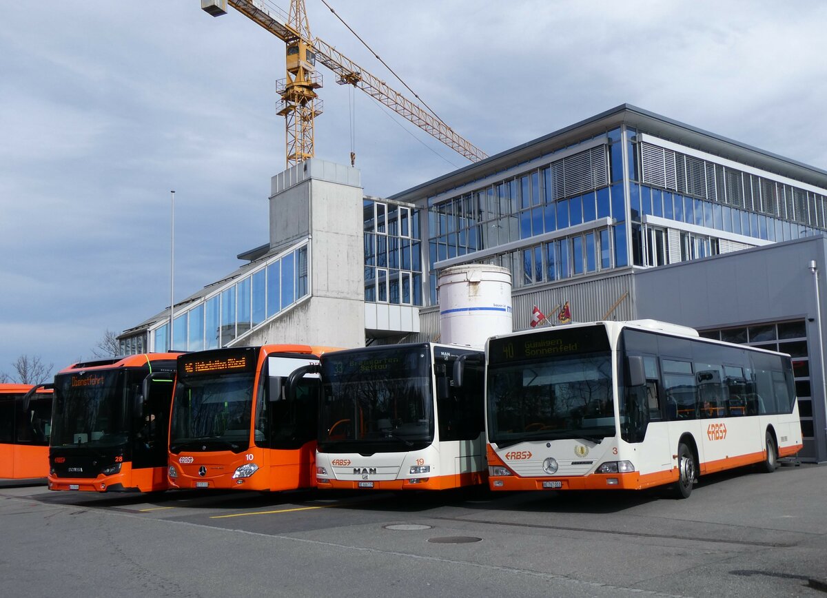 (259'938) - RBS Worblaufen - Nr. 28/BE 678'928 - eScania + Nr. 10/BE 535'310 - Mercedes + Nr. 19/BE 666'119 - MAN + Nr. 3/BE 767'003 - Mercedes am 3. M�rz 2024 in Worblaufen, Garage