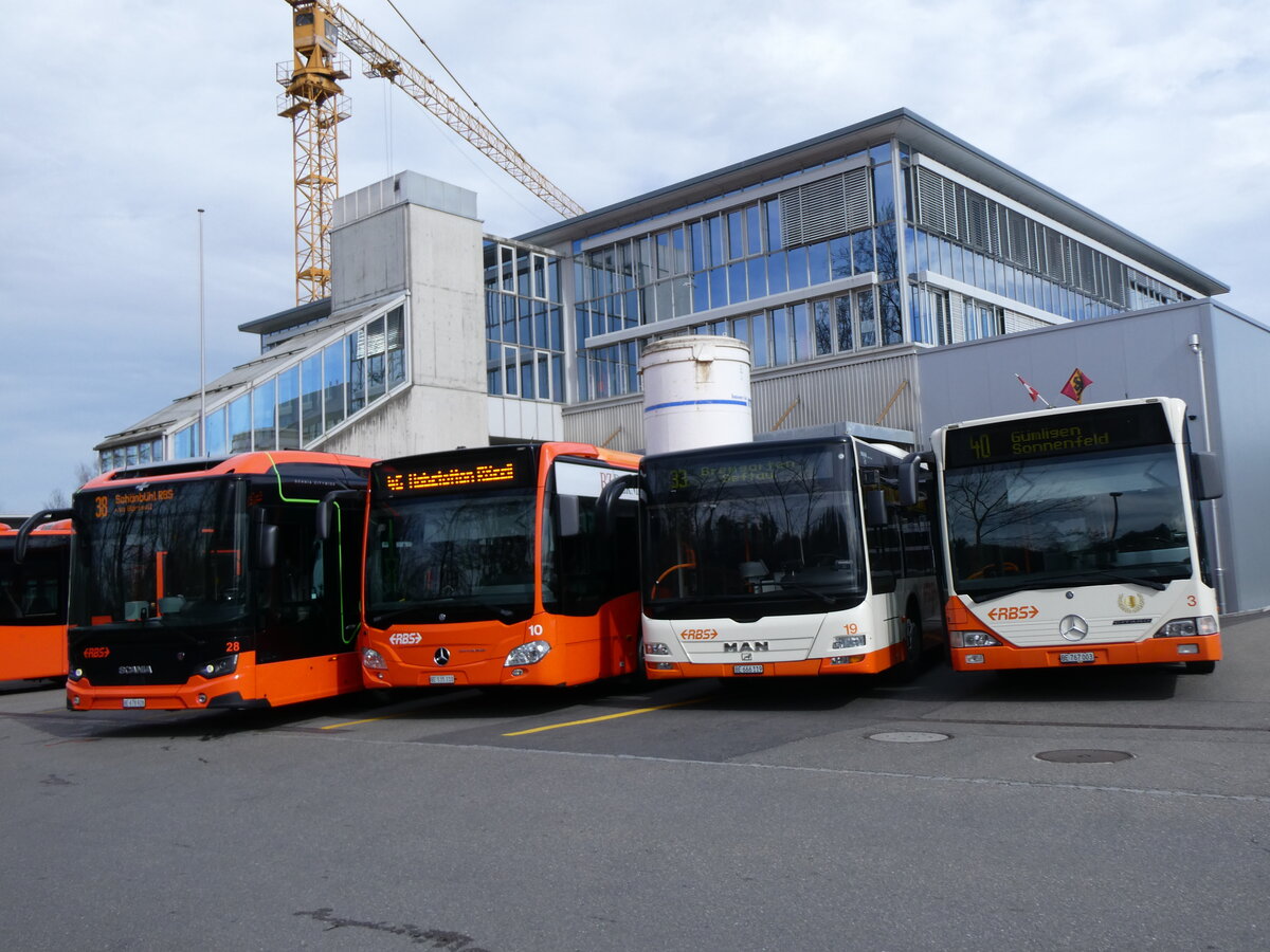 (259'945) - RBS Worblaufen - Nr. 28/BE 678'928 - eScania + Nr. 10/BE 535'310 - Mercedes + Nr. 19/BE 666'119 - MAN + Nr. 3/BE 767'003 - Mercedes am 3. M�rz 2024 in Worblaufen, Garage