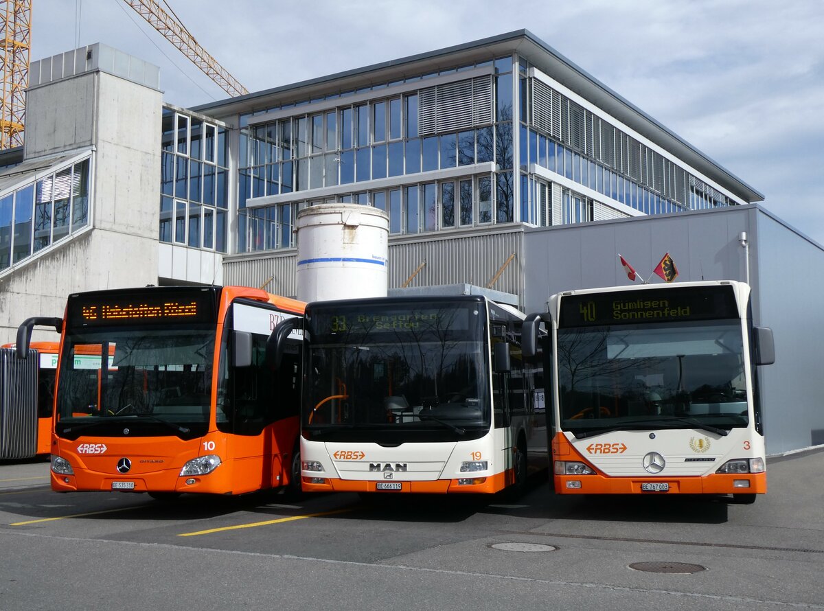 (259'947) - RBS Worblaufen - Nr. 10/BE 535'310 - Mercedes + Nr. 19/BE 666'119 - MAN + Nr. 3/BE 767'003 - Mercedes am 3. M�rz 2024 in Worblaufen, Garage