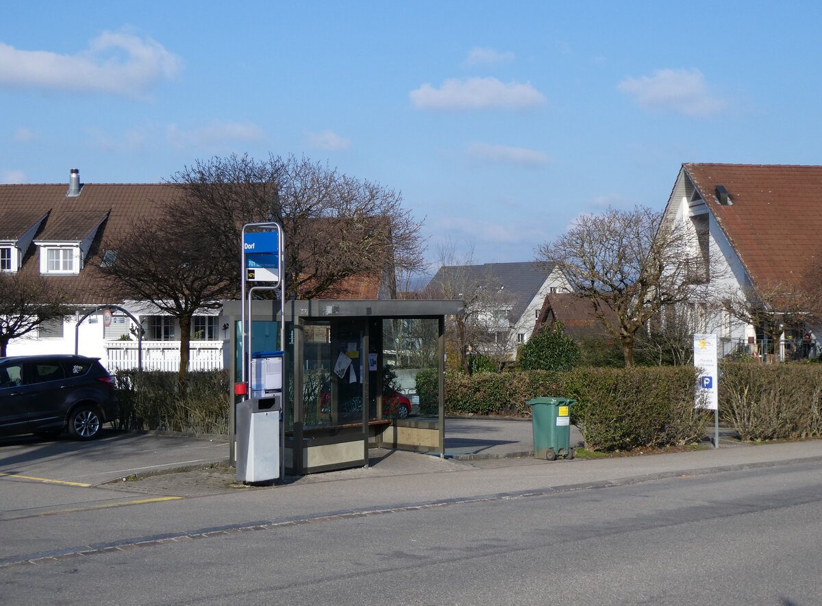 (260'162) - ZVV-Haltestelle am 4. M�rz 2024 in Maur, Dorf