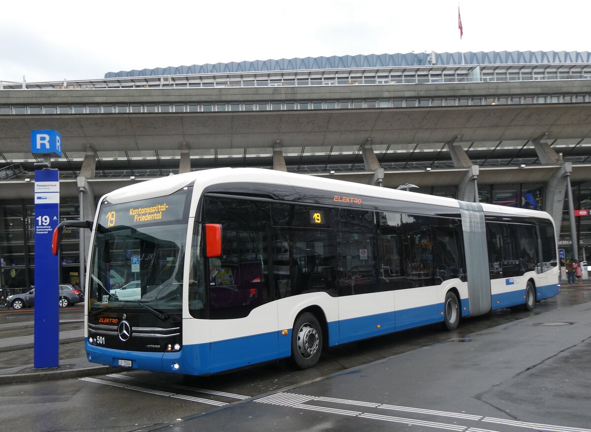 (260'269) - VBL Luzern - Nr. 501/LU 15'004 - eMercedes am 12. M�rz 2024 beim Bahnhof Luzern