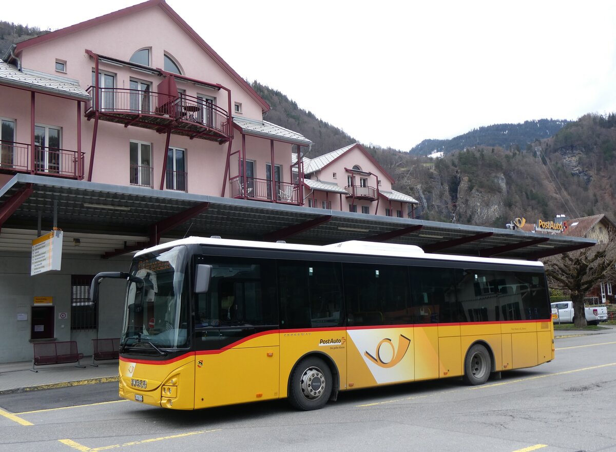 (260'332) - Fl�ck, Brienz - Nr. 28/BE 868'728/PID 11'830 - Iveco am 12. M�rz 2024 in Meiringen, Postautostation