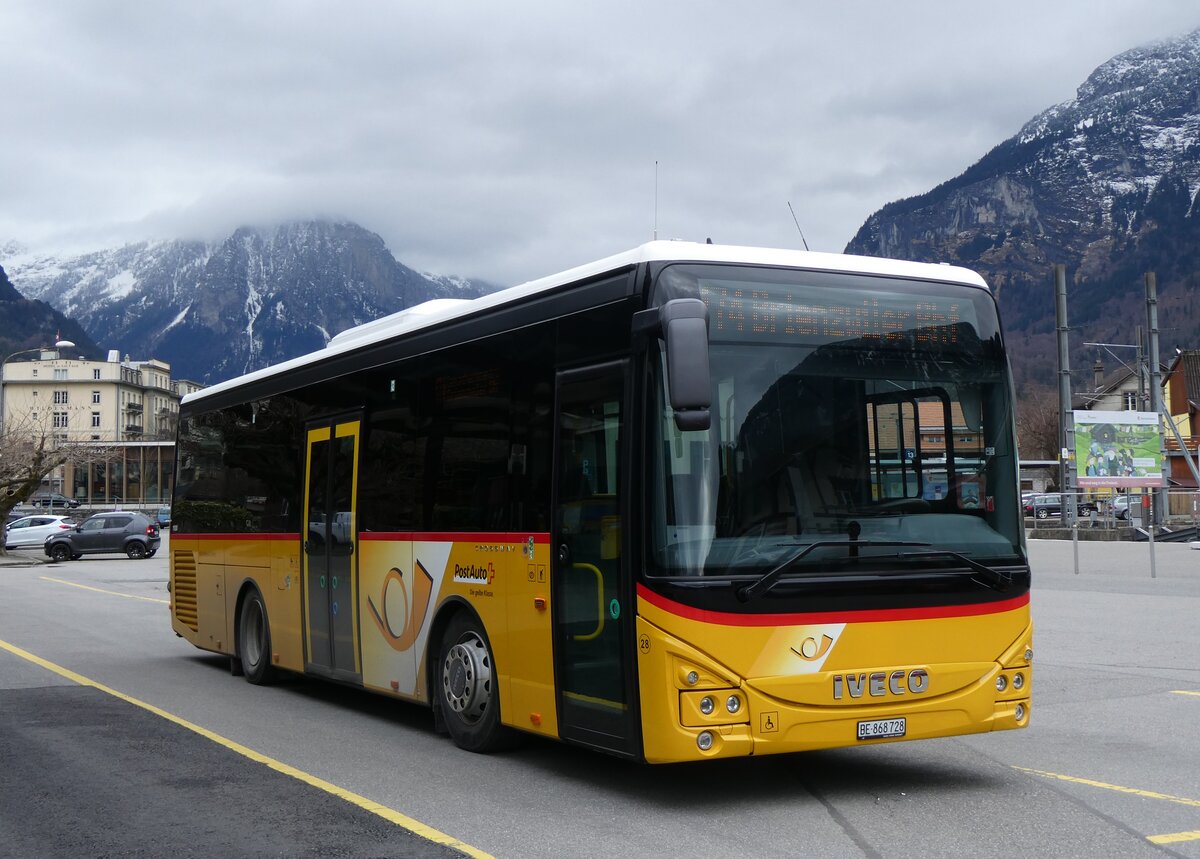 (260'333) - Fl�ck, Brienz - Nr. 28/BE 868'728/PID 11'830 - Iveco am 12. M�rz 2024 in Meiringen, Postautostation
