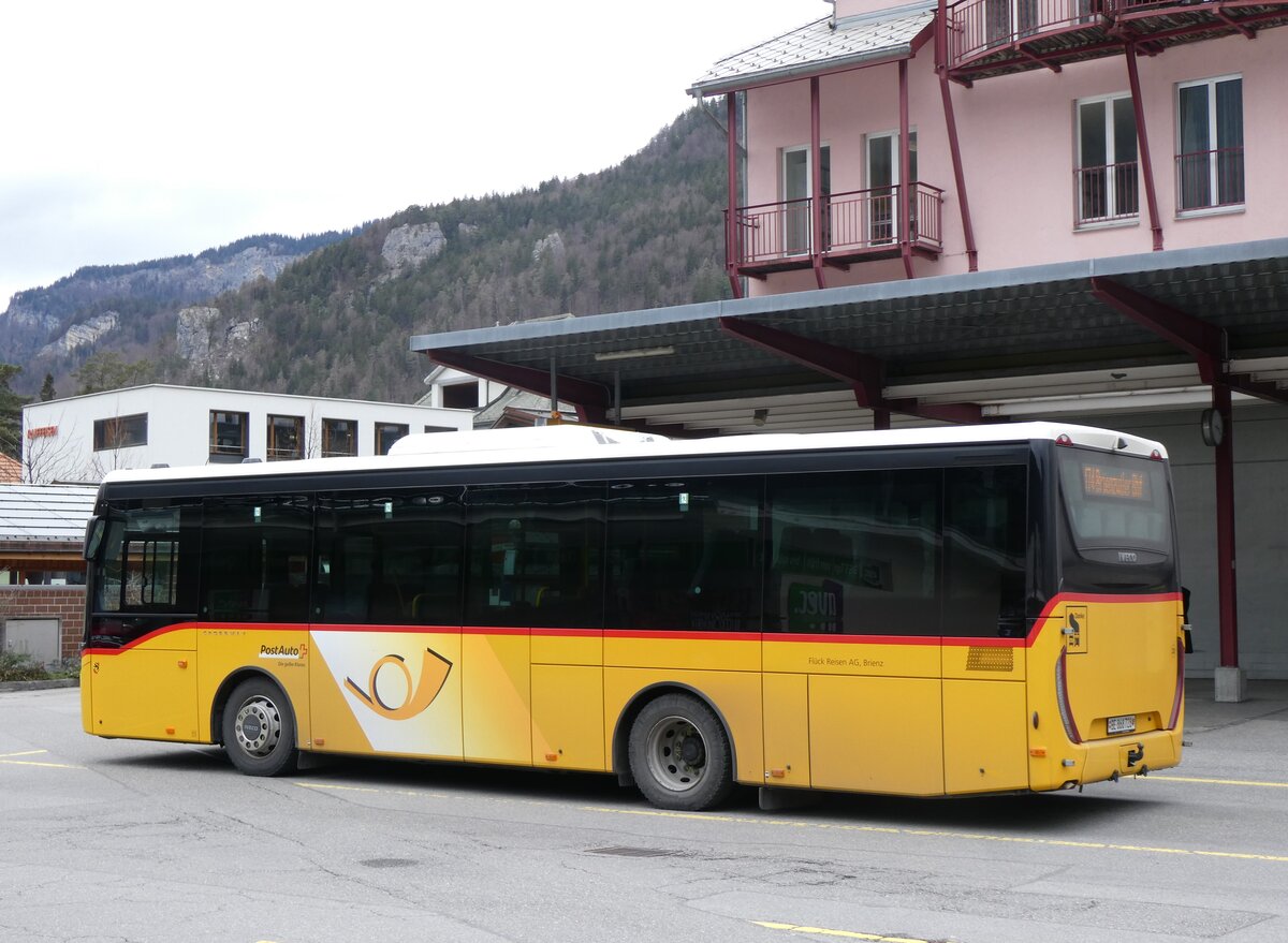 (260'334) - Fl�ck, Brienz - Nr. 28/BE 868'728/PID 11'830 - Iveco am 12. M�rz 2024 in Meiringen, Postautostation