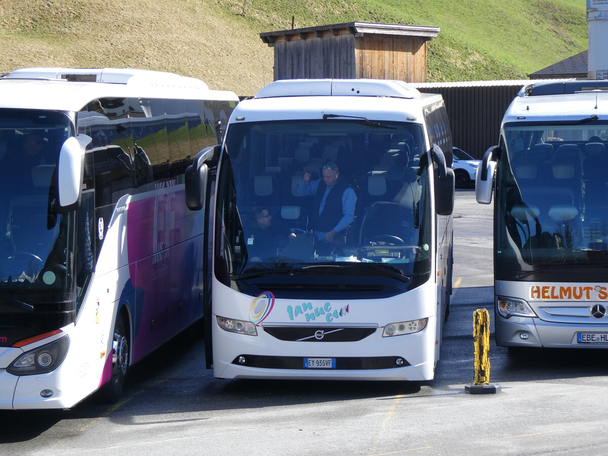 (260'488) - Aus Italien: Iannucci, Ceprano - Nr. 80/EY-935 VF - Volvo am 19. M�rz 2024 in Grindelwald, Grund