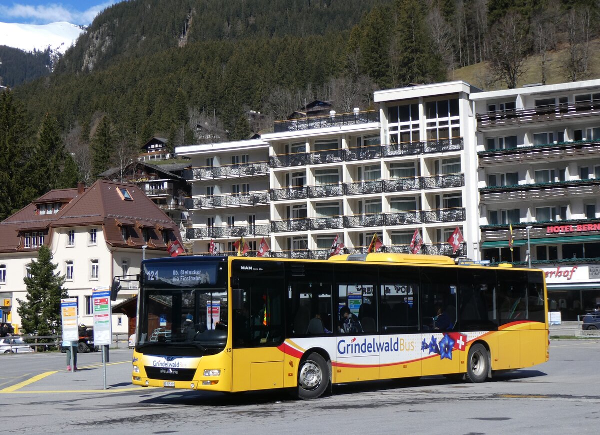 (260'530) - GrindelwaldBus, Grindelwald - Nr. 15/BE 525'871 - MAN am 19. M�rz 2024 beim Bahnhof Grindelwald