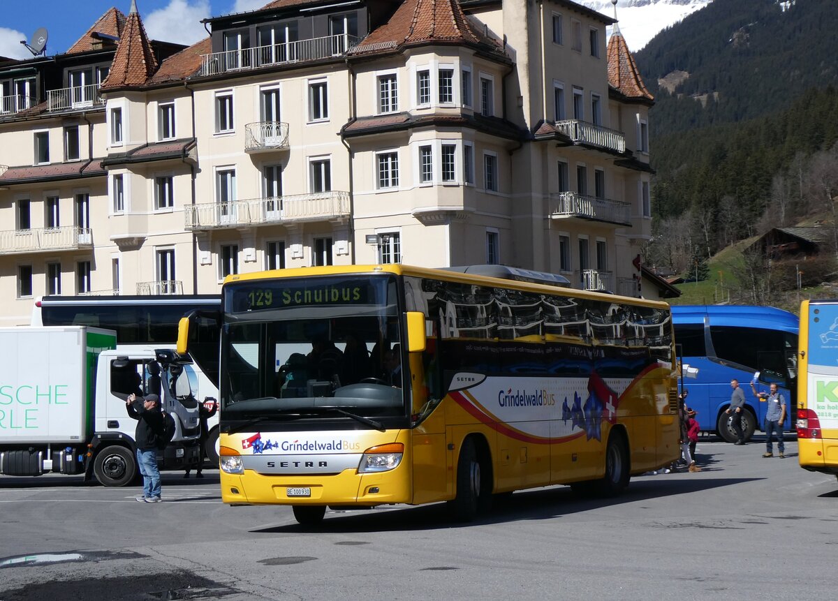 (260'532) - GrindelwaldBus, Grindelwald - Nr. 21/BE 100'930 - Setra am 19. M�rz 2024 beim Bahnhof Grindelwald