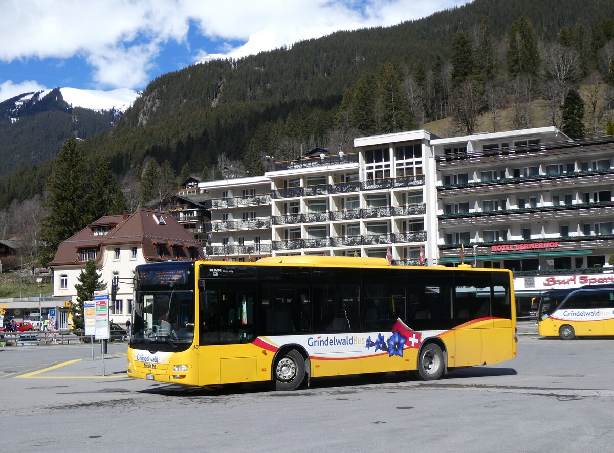 (260'540) - GrindelwaldBus, Grindelwald - Nr. 13/BE 407'170 - MAN/G�ppel am 19. M�rz 2024 beim Bahnhof Grindelwald