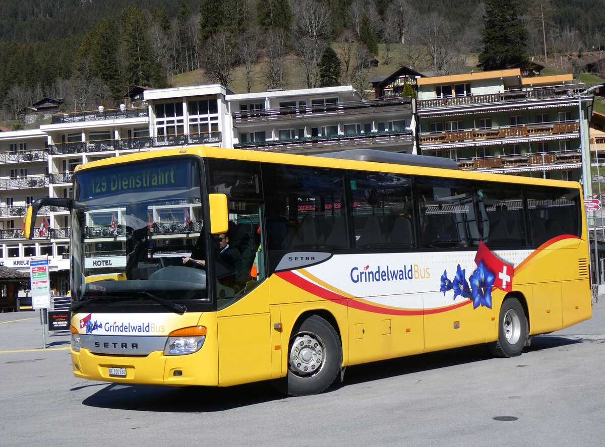 (260'549) - GrindelwaldBus, Grindelwald - Nr. 21/BE 100'930 - Setra am 19. M�rz 2024 beim Bahnhof Grindelwald