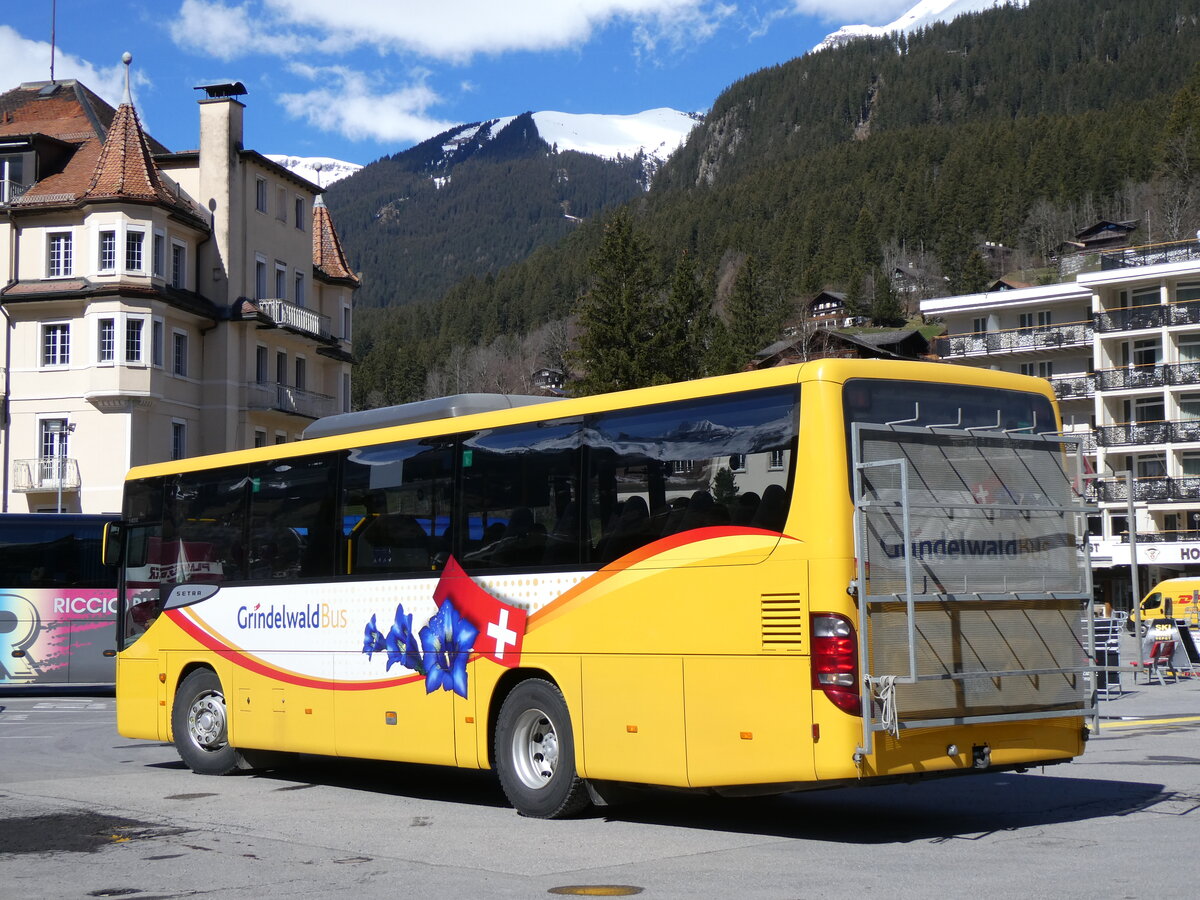 (260'550) - GrindelwaldBus, Grindelwald - Nr. 21/BE 100'930 - Setra am 19. M�rz 2024 beim Bahnhof Grindelwald