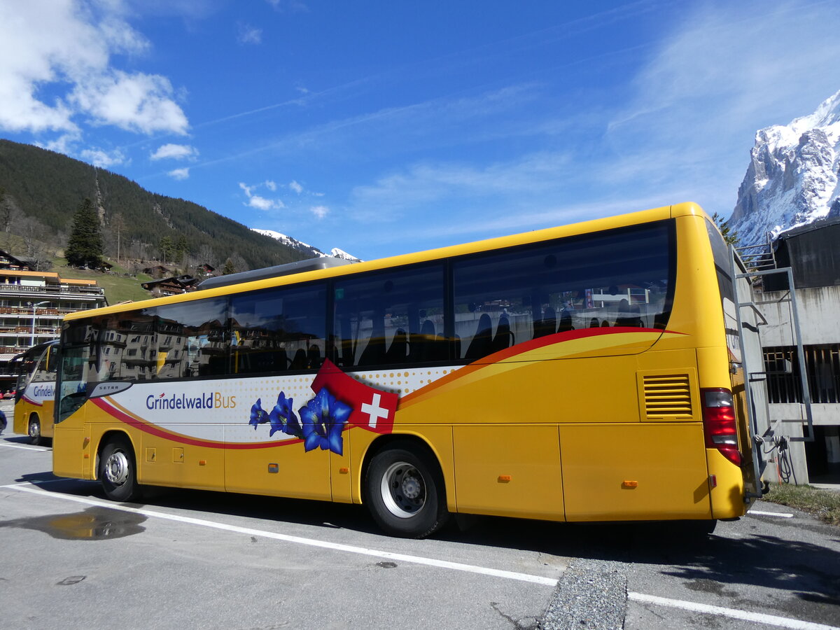 (260'552) - GrindelwaldBus, Grindelwald - Nr. 21/BE 100'930 - Setra am 19. M�rz 2024 beim Bahnhof Grindelwald