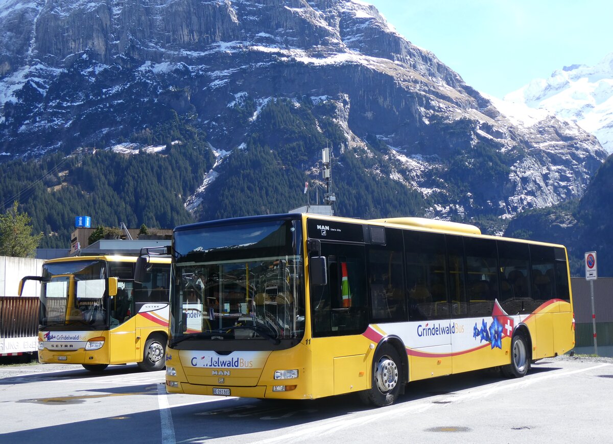 (260'554) - GrindelwaldBus, Grindelwald - Nr. 11/BE 261'865 - MAN/G�ppel am 19. M�rz 2024 beim Bahnhof Grindelwald