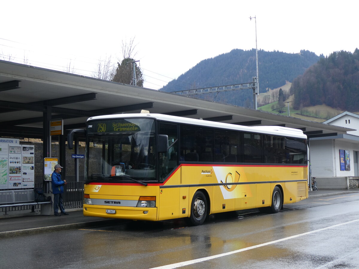 (260'583) - Spring, Schwenden - BE 26'671/PID 2592 - Setra am 21. M�rz 2024 beim Bahnhof Oey-Diemtigen
