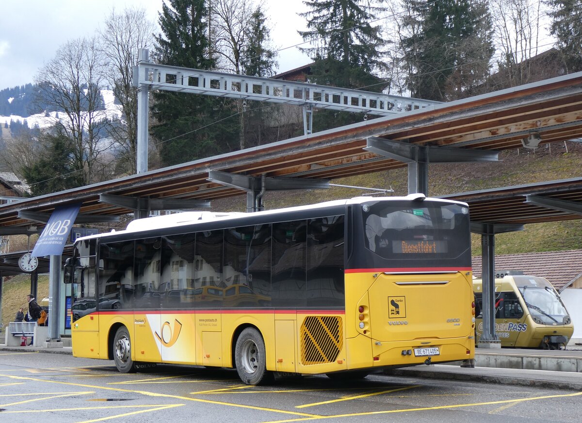 (260'589) - K�bli, Gstaad - BE 671'405/PID 11'459 - Volvo (ex BE 21'779) am 21. M�rz 2024 beim Bahnhof Gstaad