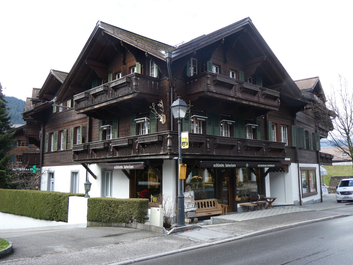 (260'599) - Ehemalige PostAuto-Haltestelle am 21. M�rz 2024 an der Suterstrasse in Gstaad