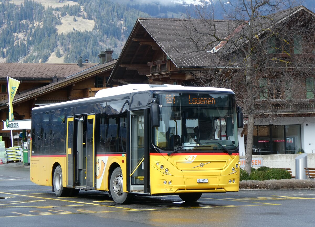 (260'601) - K�bli, Gstaad - BE 308'737/PID 11'458 - Volvo am 21. M�rz 2024 beim Bahnhof Gstaad