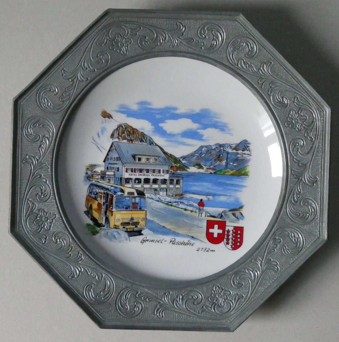 (260'632) - Teller mit Zinnrahmen von der Grimsel-Passh�he am 24. M�rz 2024 in Thun